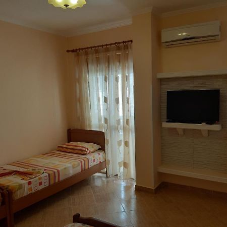 Amras House Hotel Durrës Buitenkant foto