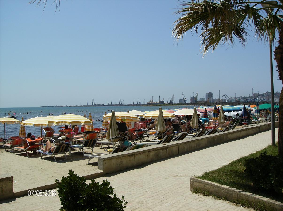 Amras House Hotel Durrës Buitenkant foto